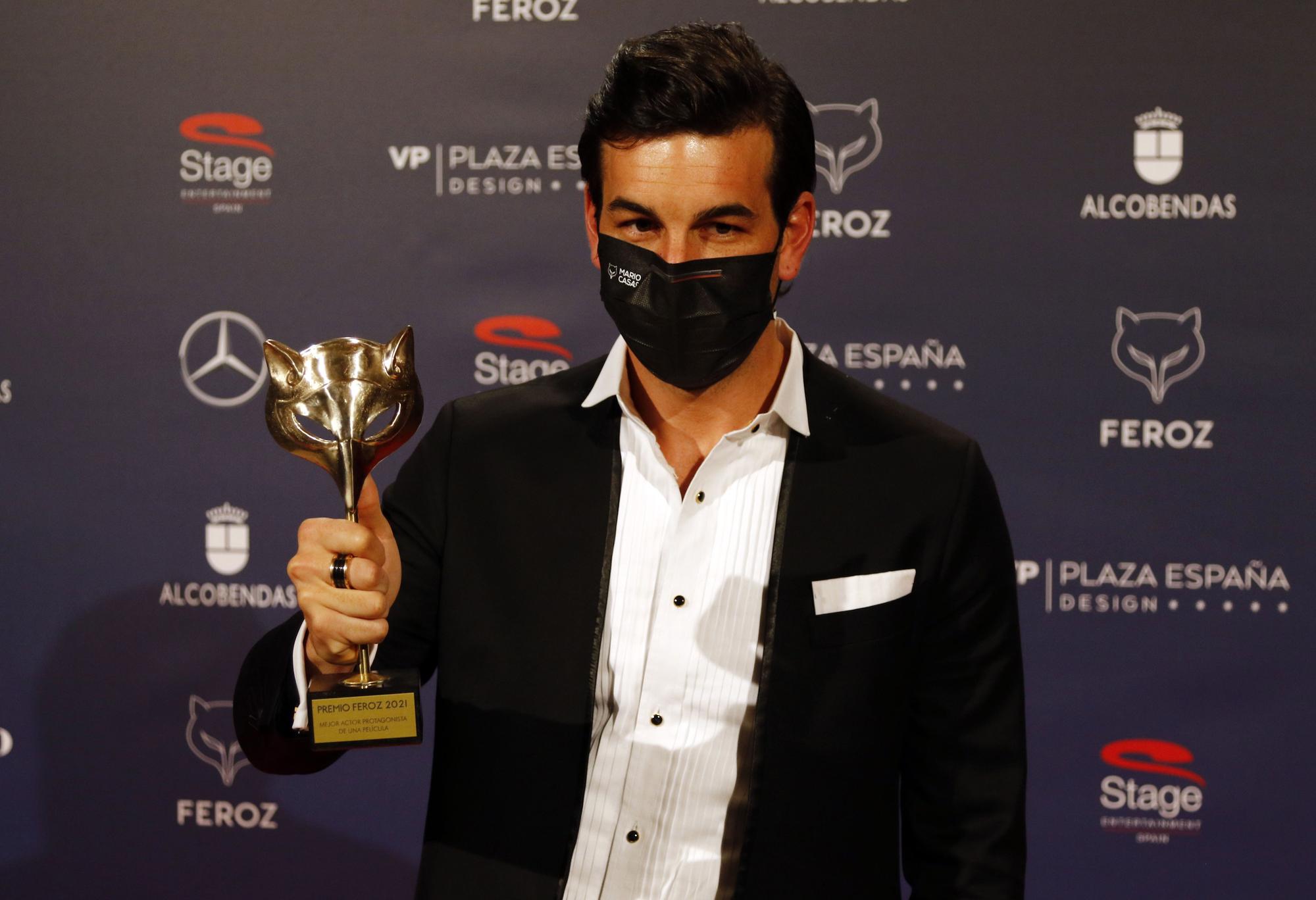 Mario Casas posa con su galardón de los Premios Feroz del pasado año 2021