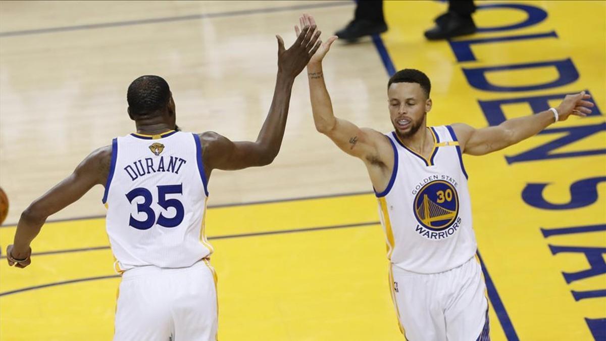 Durant y Curry lideran a unos Warriors, claros favoritos a repetir título