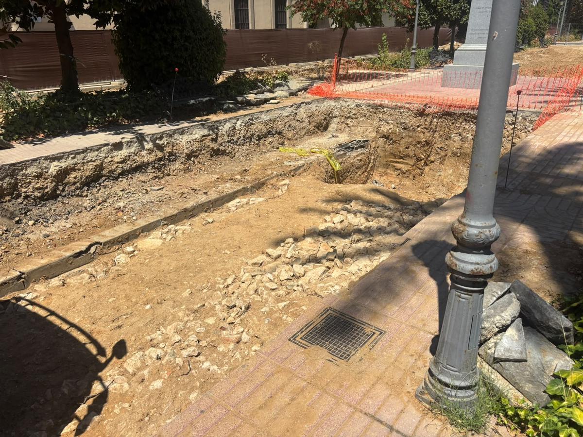Imagen del muro que ha aparecido en la parte central de la avenida de Huelva en Badajoz durante los trabajos de canalización de la red de abastecimiento y saneamiento.