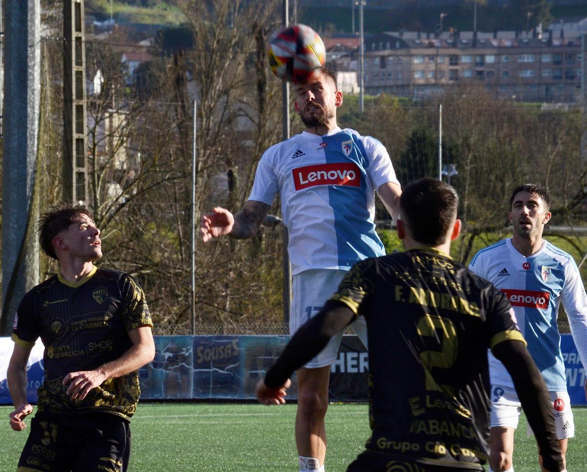 El Ourense dominó todo el encuentro contra el Compostela en Oira