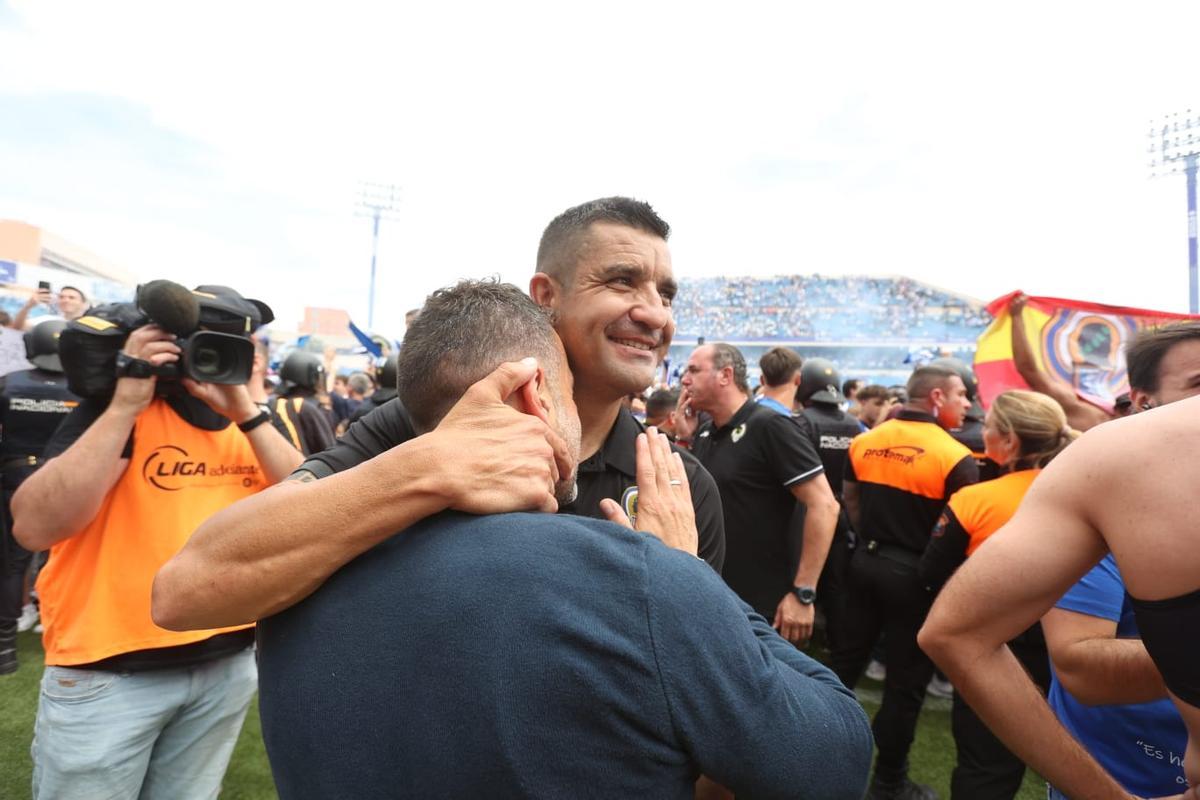 Los jugadores celebrando en el ascenso en el campo