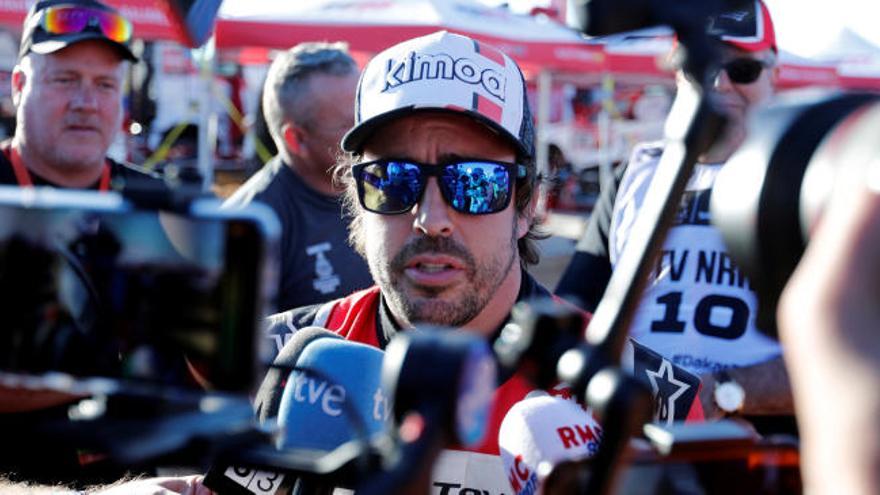 Fernando Alonso, atendiendo a la prensa tras la segunda etapa