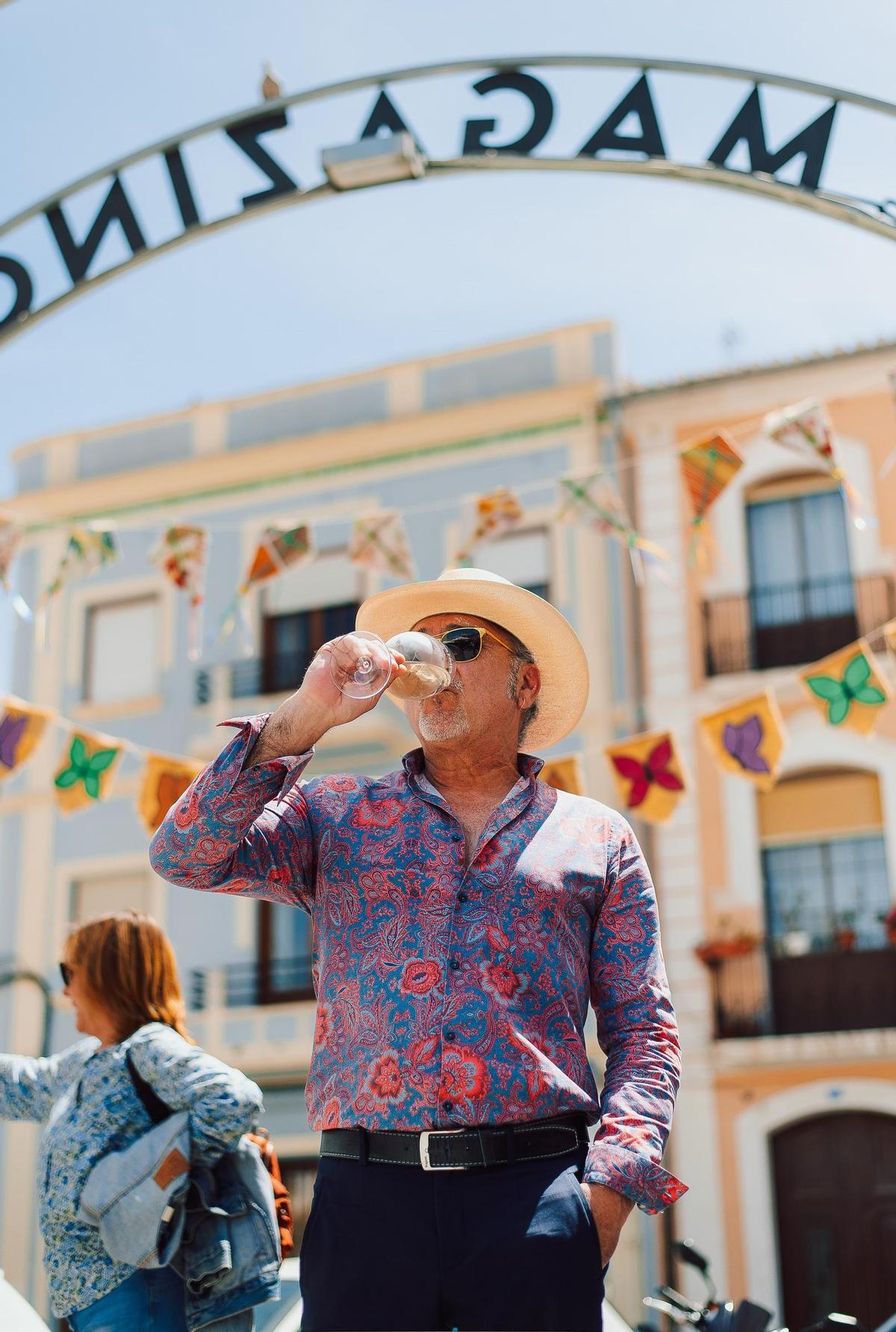 Saborear una copa de vino en una feria única