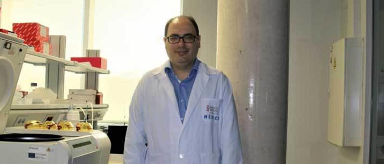 Alejandro Pérez Fidalgo en un laboratorio.