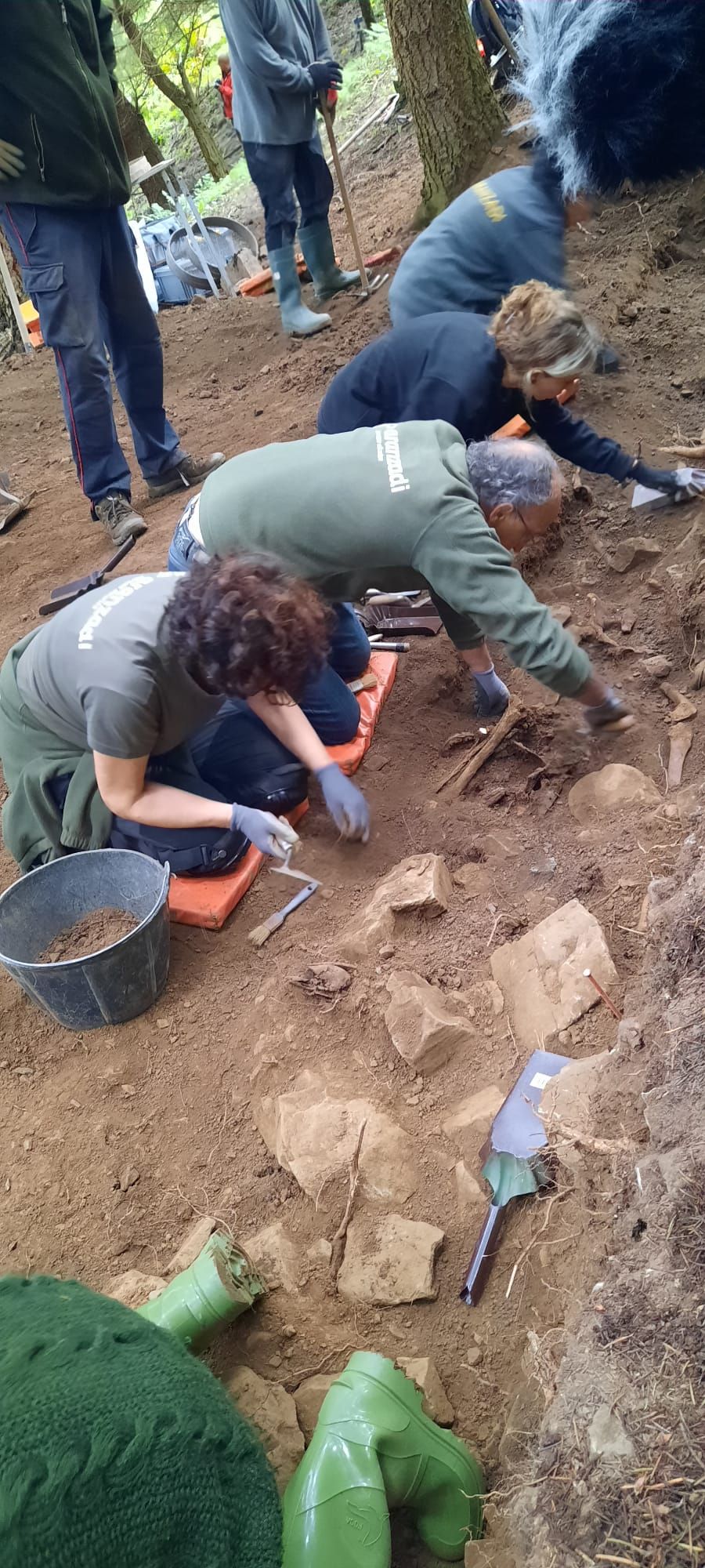 Arqueólogos trabajando en la excavación.