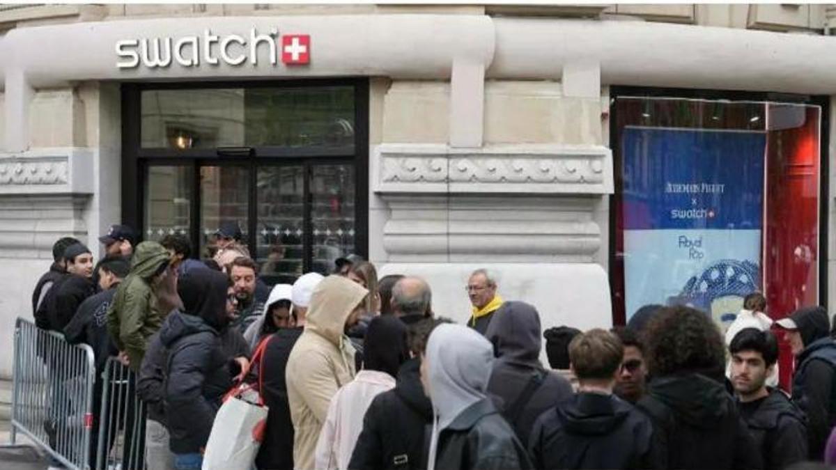 Clients fent cua davant d'una botiga tancada de la marca suïssa de rellotges Swatch a París, en el marc d'una campanya promocional dels seus rellotges Royal Pop
