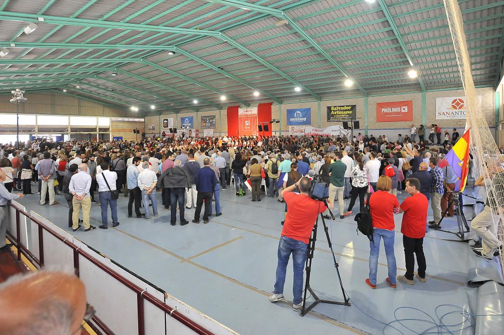 Pedro Sánchez abarrota el polideportivo de Carrús