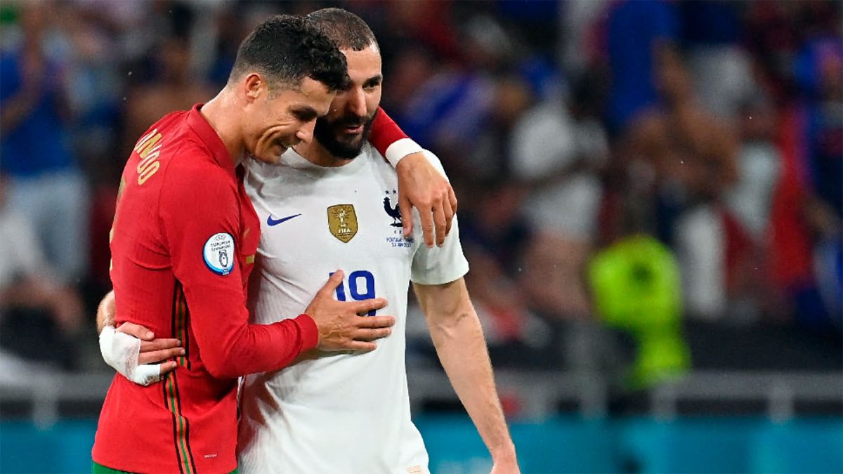 Benzema y Cristiano se abrazan en el descanso del Portugal - Francia