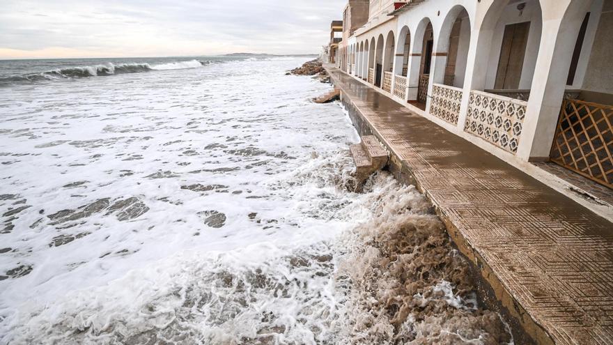 El mar engulle la playa de El Pinet en La Marina por la borrasca Harry