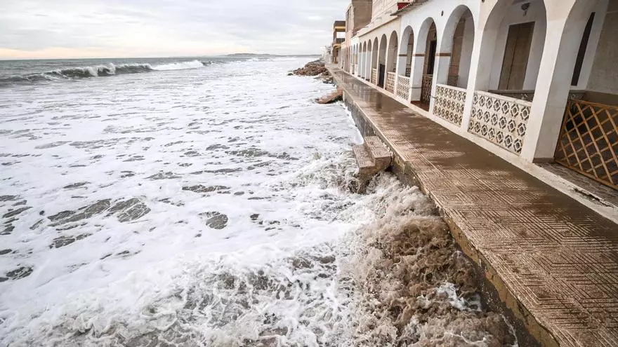 El mar engulle la playa de El Pinet en La Marina por la borrasca Harry