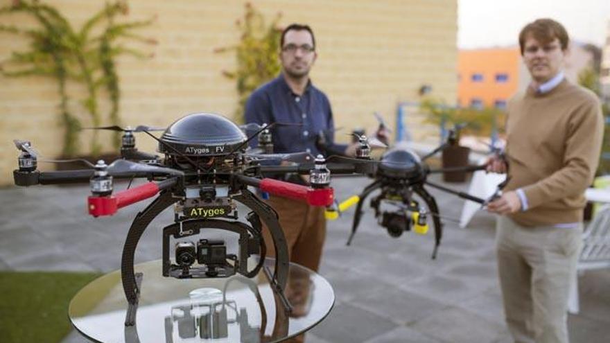 Federico Alba, director técnico de la empresa Atyges dedicada a la construcción de drones, acompañado por uno de sus socios Manuel de la Torre, comenta.