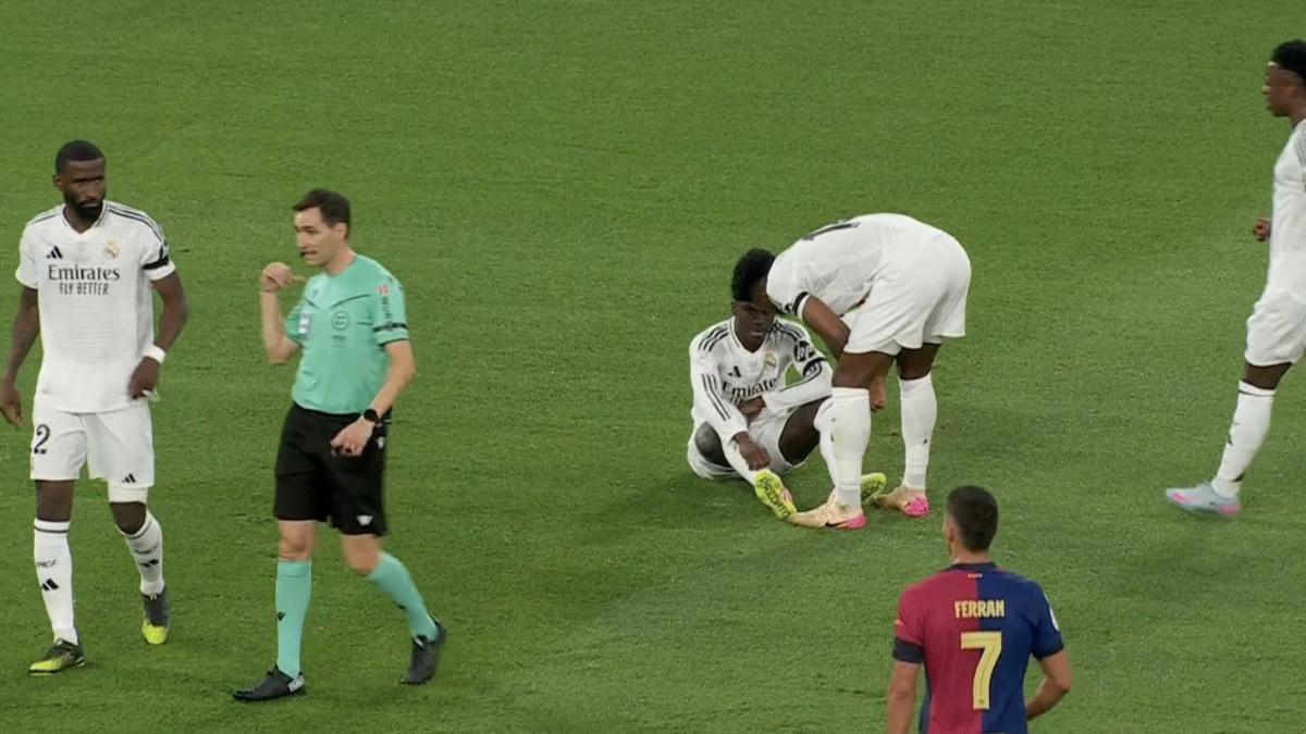 Mendy, sentado en el césped tras queda lesionado en la final de la Copa del Rey Barça- Madrid