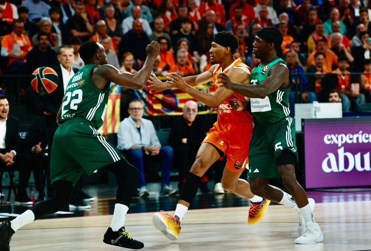 Panathinaikos sobrevive a la última posesión del Valencia Basket en el Roig Arena