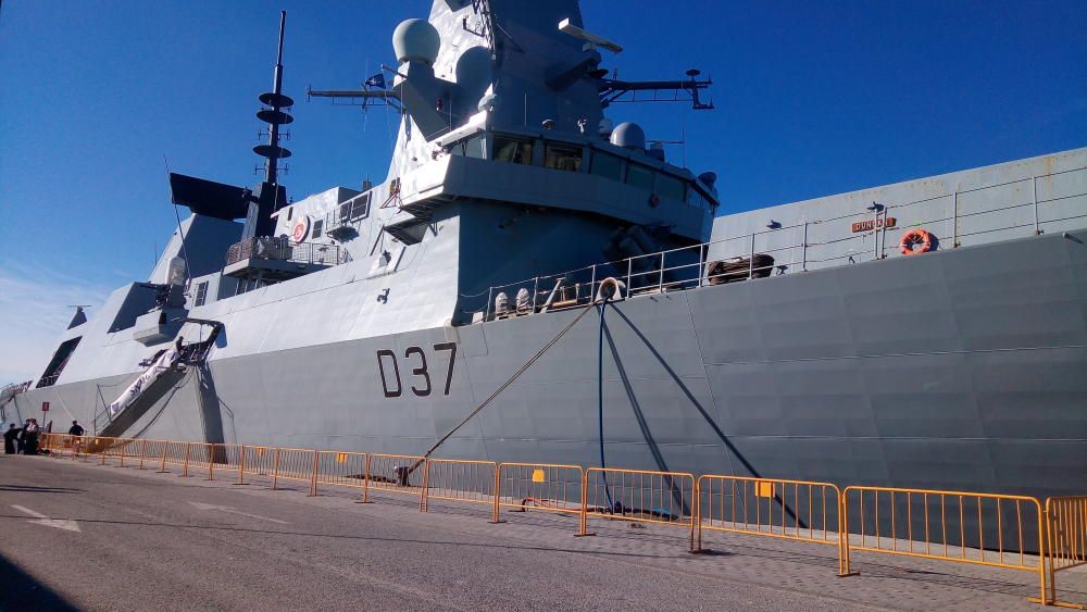 Un paseo por el HMS Duncan, atracado en el muelle de Levante del Puerto de Málaga.