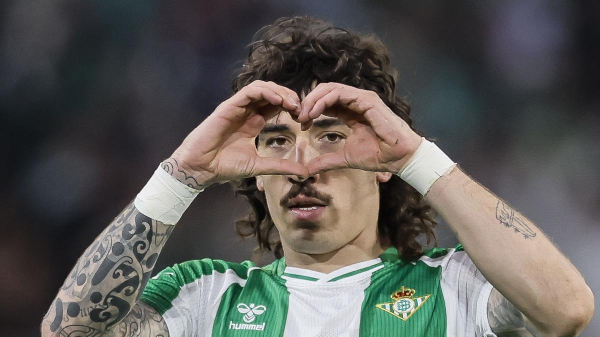 La Fiscalía investiga a un yutubero por sus declaraciones homófobas sobre el bético Héctor Bellerín