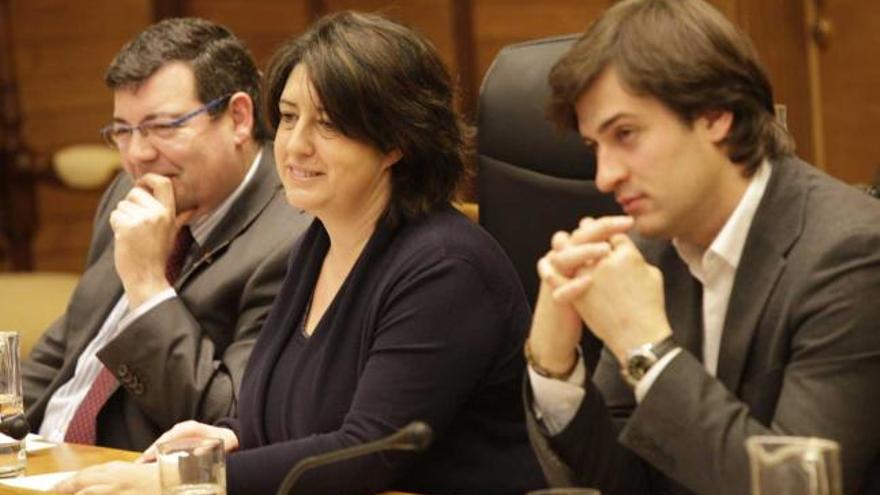 Una sonriente Begoña Fernández, entre Santiago Martínez Argüelles y José María Pérez.