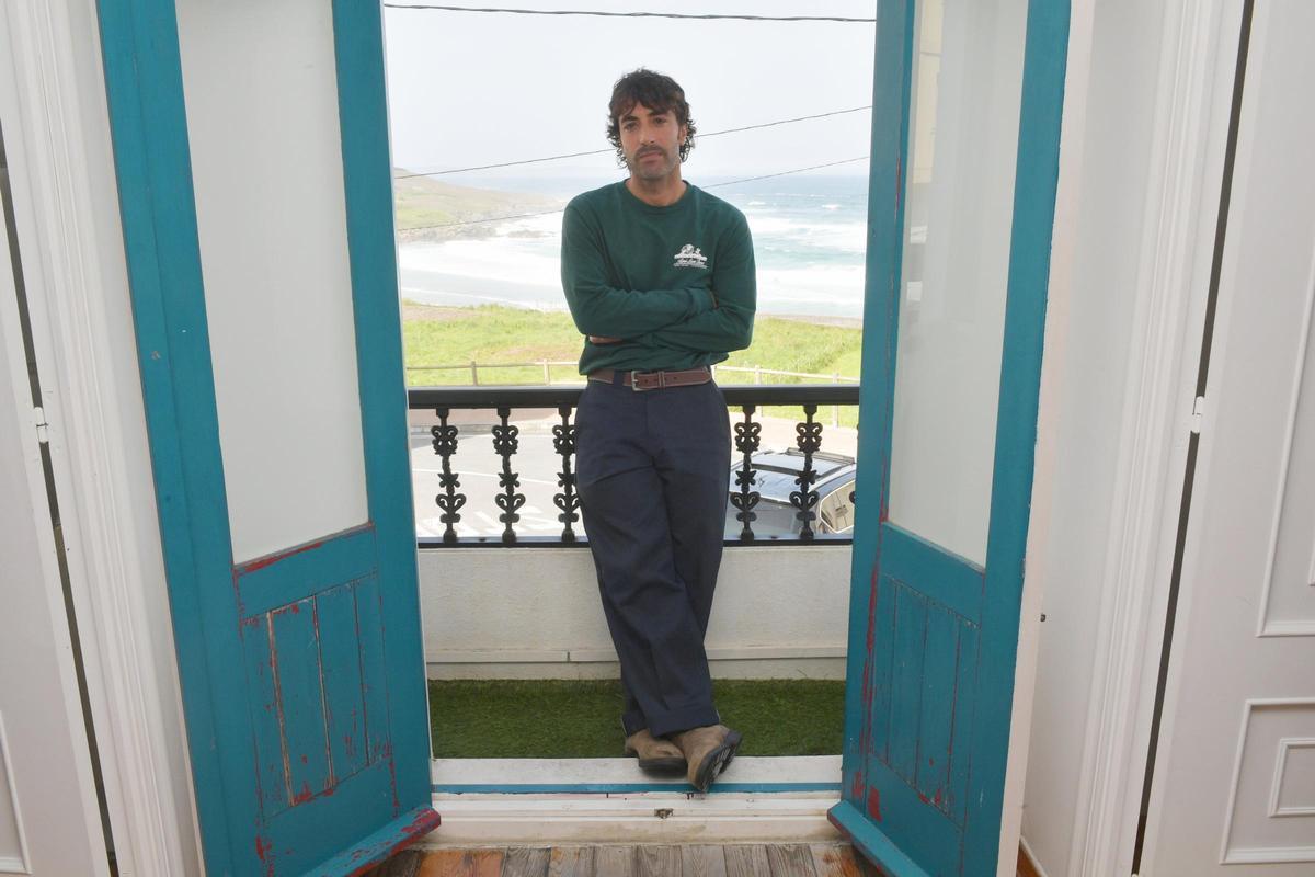 Patrick Vilán, en su Surf House de Caión.