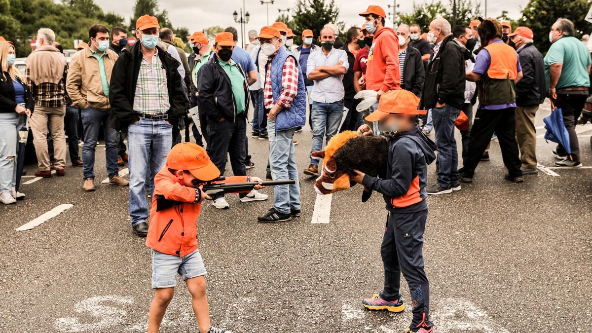 Manifestación "en defensa de la pesca, la caza social y el mundo rural" por Oviedo