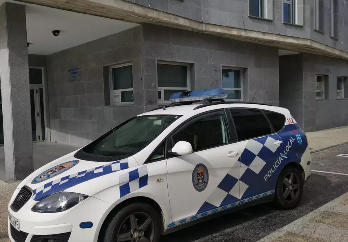 Coche de la Policía Local de Cangas aparcado al lado de la comisaría.