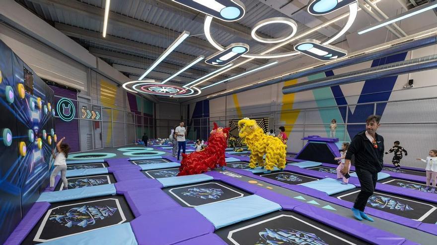 El nuevo parque de aventuras de Zaragoza 'made in China' abre sus puertas.