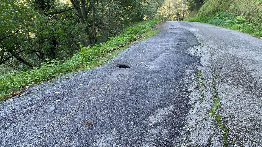 Los vecinos exigen una actuación urgente tras la aparición de otro hundimiento en la carretera de Miravalles