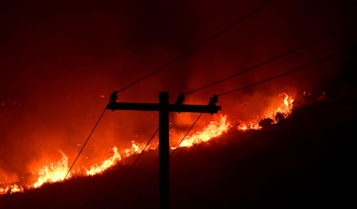 Lucha sin tregua contra el fuego en Hemet (California)