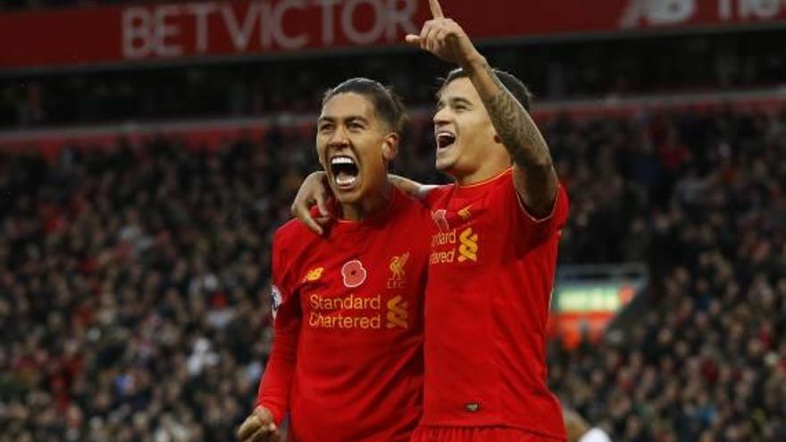 Coutinho, a la derecha, celebra un gol en un partido como jugador del Liverpool.