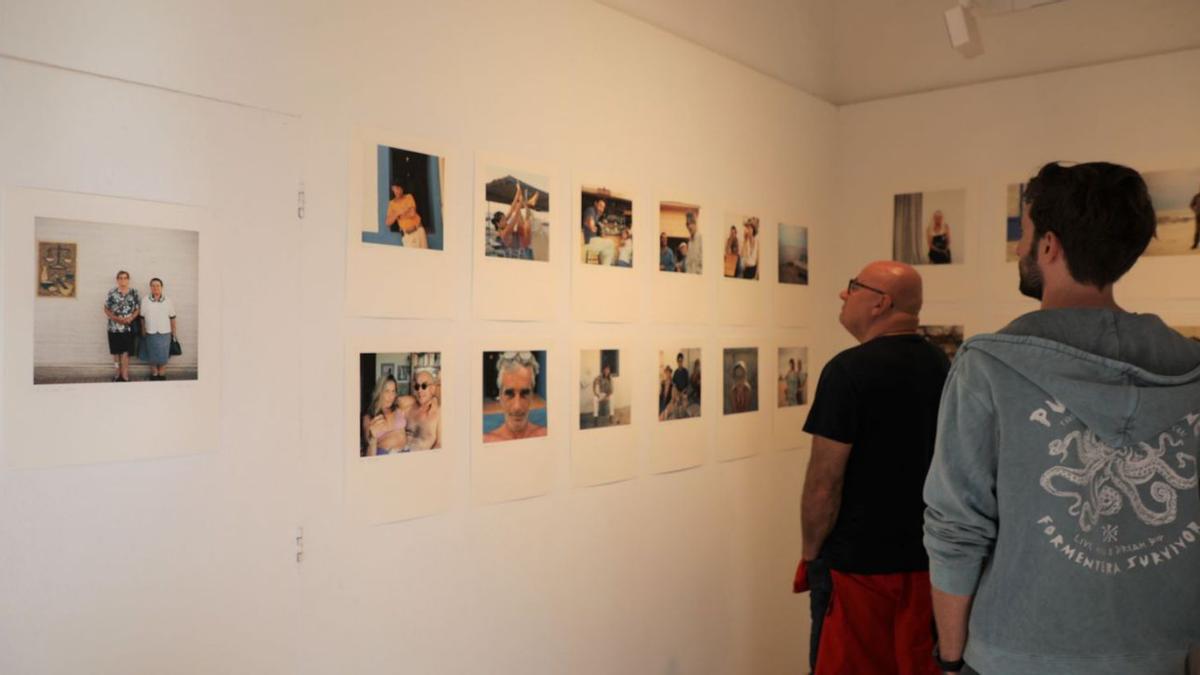 El público llena la sala para ver la exposición de retratos