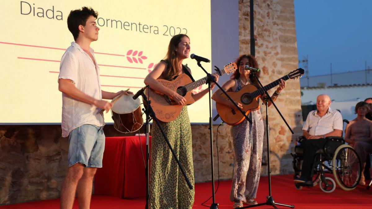 Pilar Mena, en el centro, con Andreu Coll y Roxana Mauriño. | C.C.