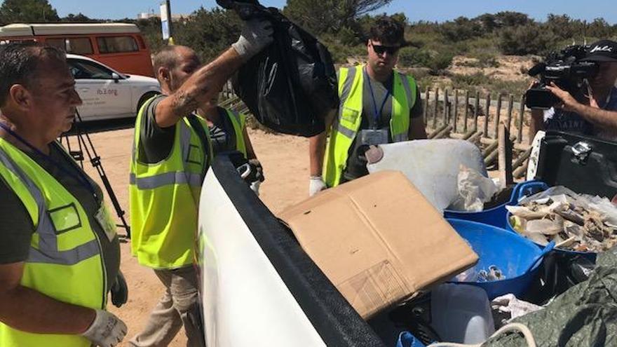 Trabajadores en riesgo de exclusión social recoge residuos en la isla.