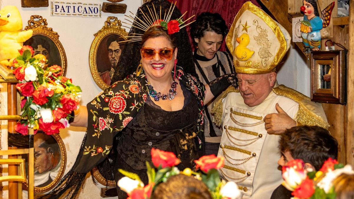 Así es casarse en El Paticano, la iglesia de Madrid que cambia al Cristo por un pato de goma