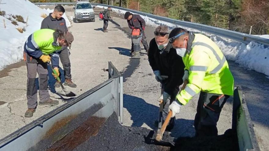 Arrangen desperfectesde carreteres per garantir la seguretat dels ciclistes durant la Volta