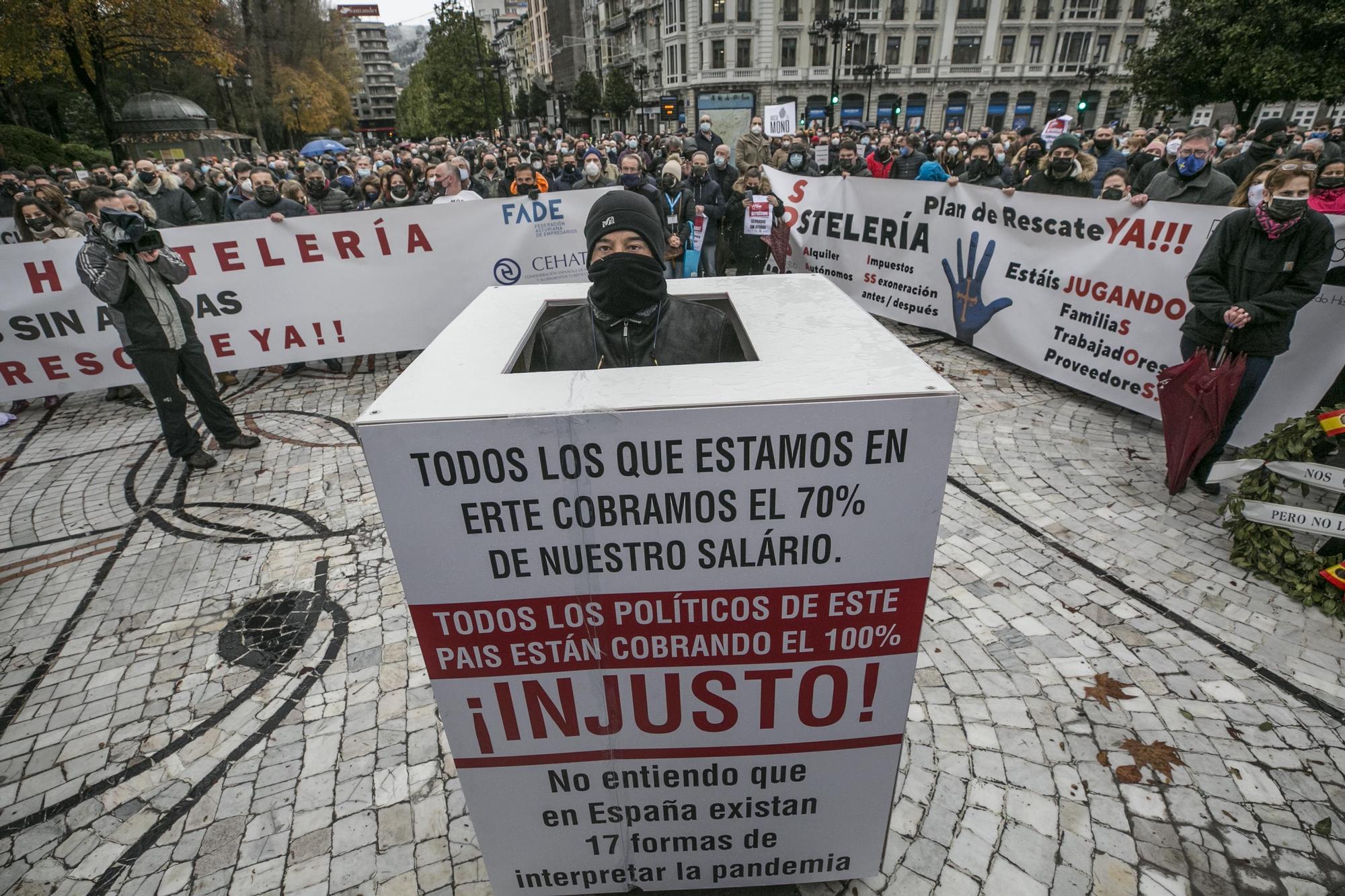 La hostelería toma las calles y exige "no perder las cenas de diciembre"