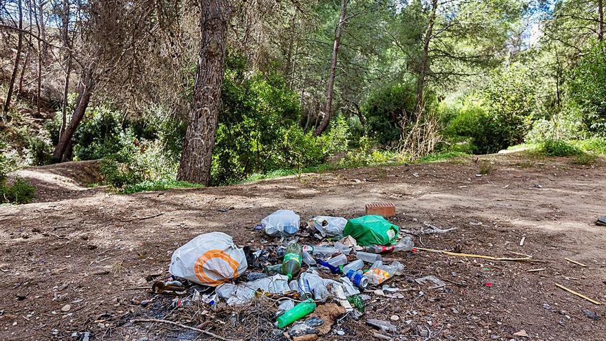 Restos de botellón en una zona verde cerca del barrio de Els Tolls de Benidorm donde se realizan quedadas. | DAVID REVENGA