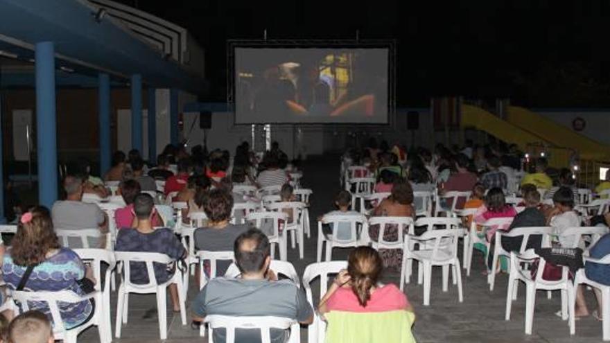 Proyección de una película en la piscina de Almussafes.