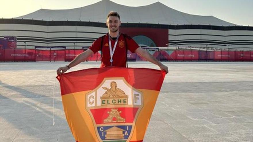 Manu Alenda, con la bandera de España y el escudo del Elche