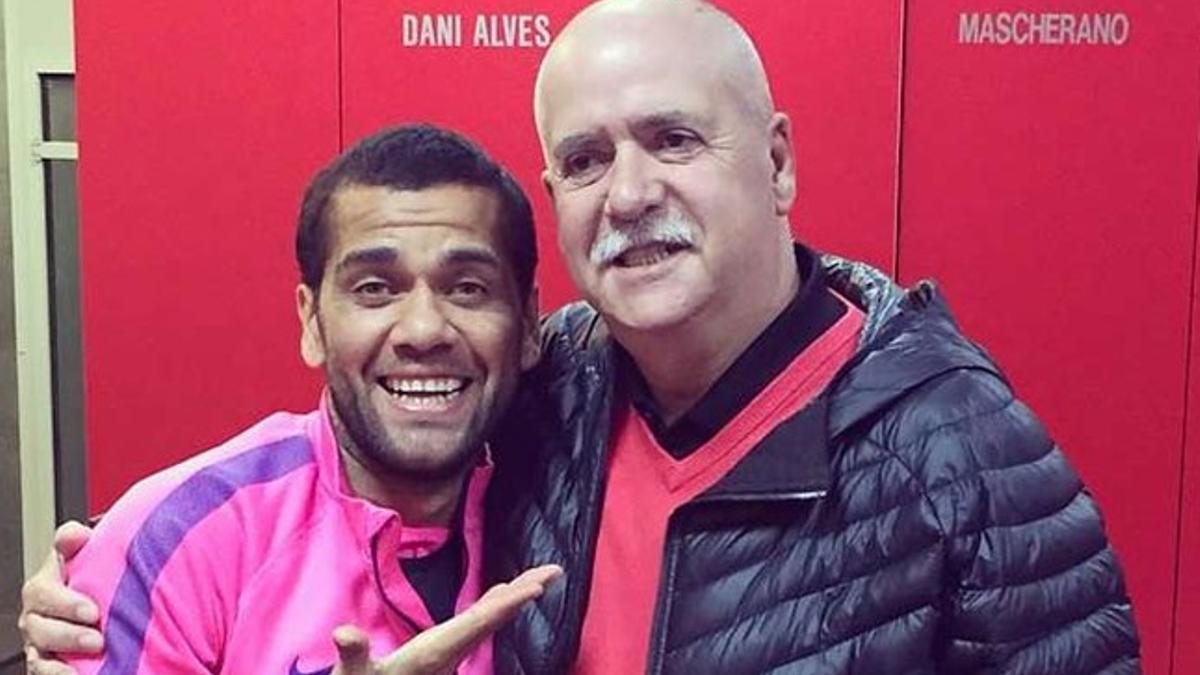 Dani Alves junto a Chema Corbella en la Ciutat Esportiva