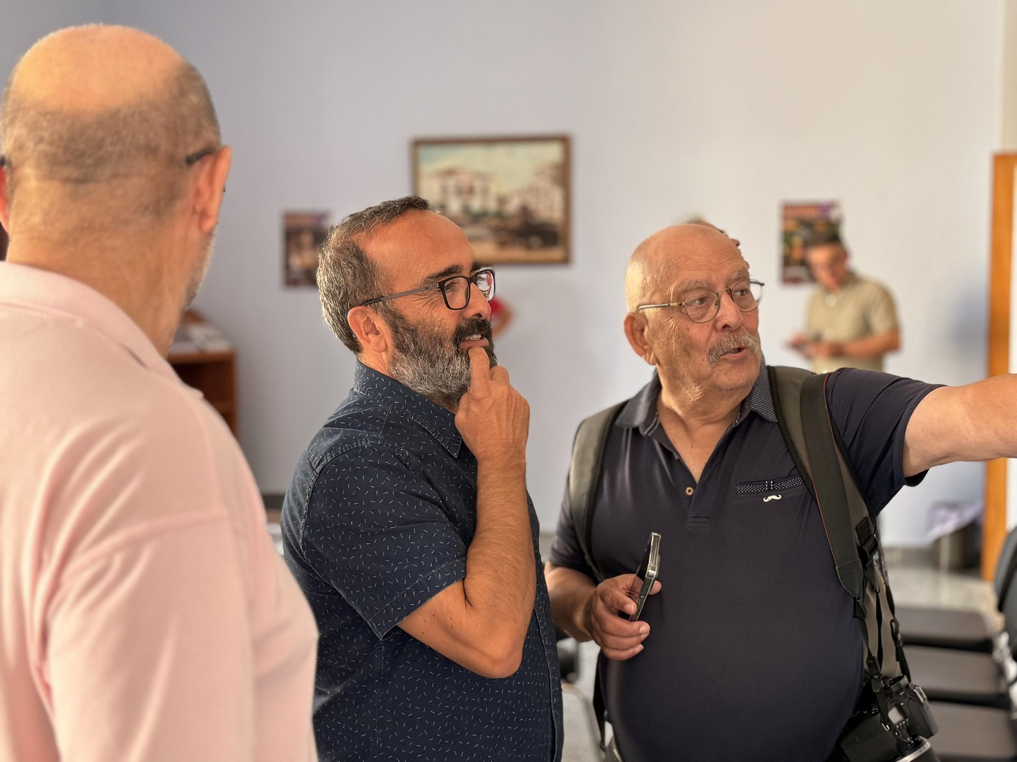 El presidente de la Diputación de Cáceres, Miguel Ángel Morales, visita la localidad de Aldea del Cano, acompañado por su alcalde, Miguel Salazar.