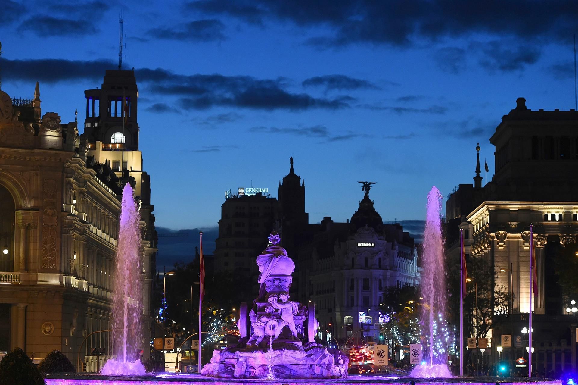 La Cibeles, en Madrid, iluminada de morado en el día de la violencia contra la mujer.