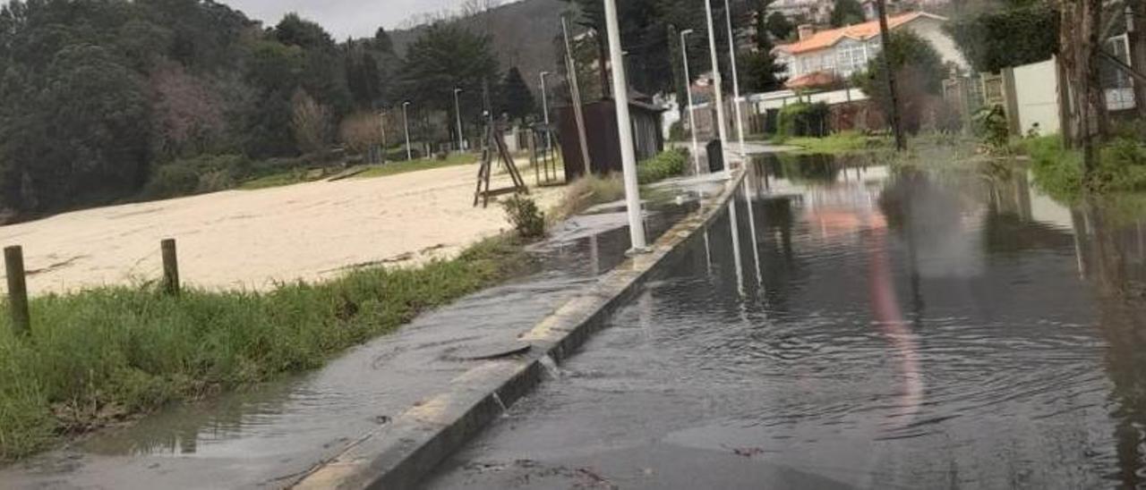 La balsa de agua formada a la altura de la playa de Portomaior entre el 7 y 8 de enero. |   // P.L.B.