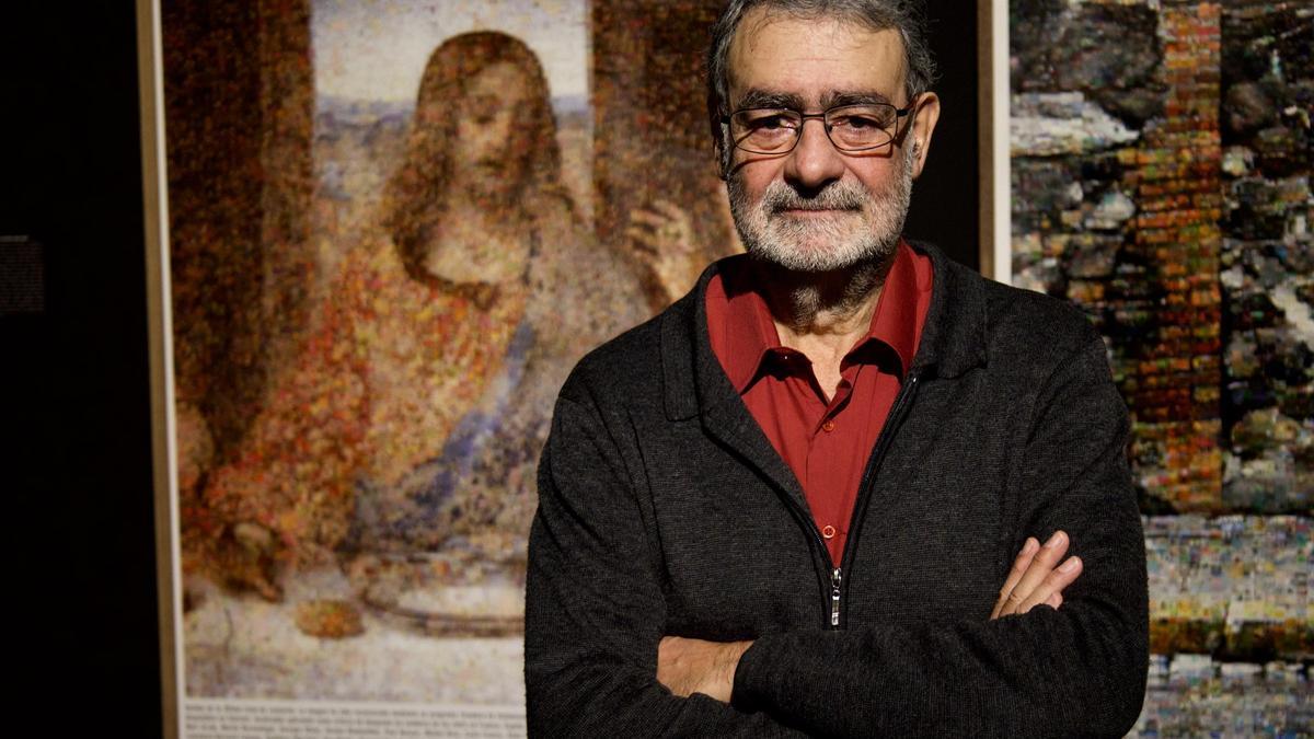 Joan Fontcuberta junto a sus obras en la Sala Verónicas.