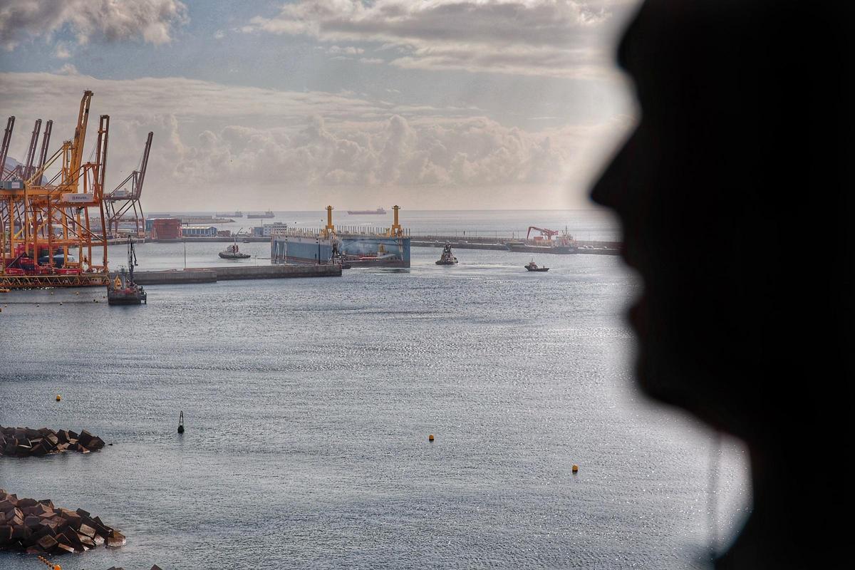 Llegada del primer dique flotante al Puerto Santa Cruz de Tenerife desde China Llegada del primer dique flotante al Puerto Santa Cruz de Tenerife desde China