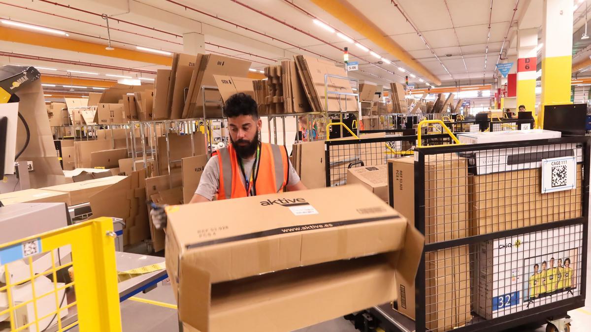 Un joven trabaja en el centro logístico de Amazon en Onda, que ejerce de polo de atracción para el empleo.