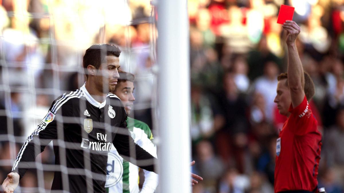 Cristiano Ronaldo, siendo expulsado contra el Córdoba