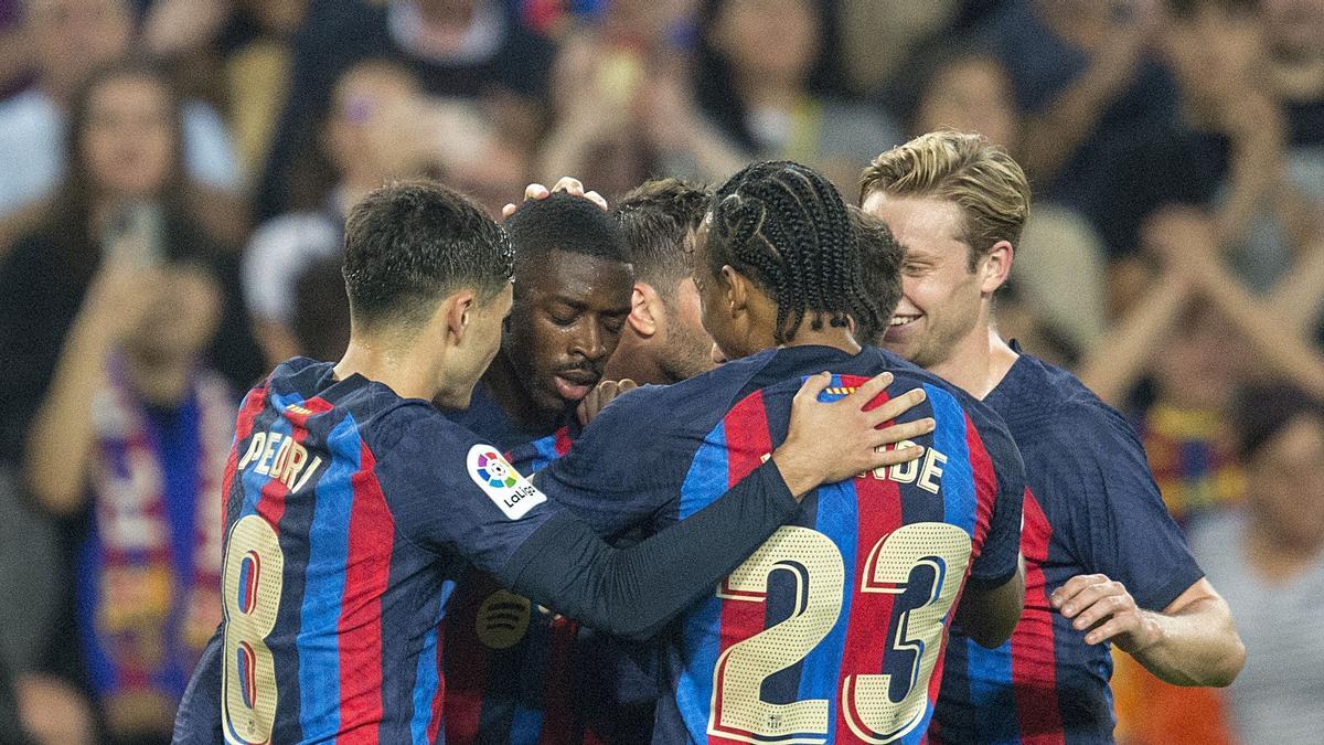 Los compañeros felicitan a Dembélé tras marcar el 1-0.