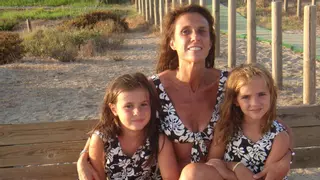 Menos tela, buena licra y confianza, la fórmula infalible de MdeJ para brillar en la playa después de los 40