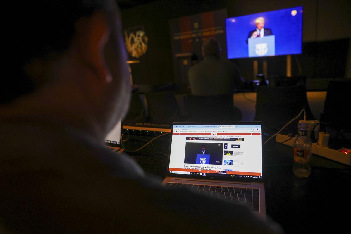 Visión de un ordenador y una pantalla de la sala a la que fueron destinados los periodistas en la toma de posesión de Laporta.