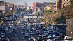 Entrada a Barcelona por la avenida Meridiana, en hora punta, en el tramo entre Fabra i Puig y el Pont de Sarajevo, en abril de 2026