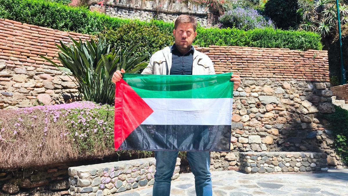 Nico Sguiglia, con una bandera de Palestina.