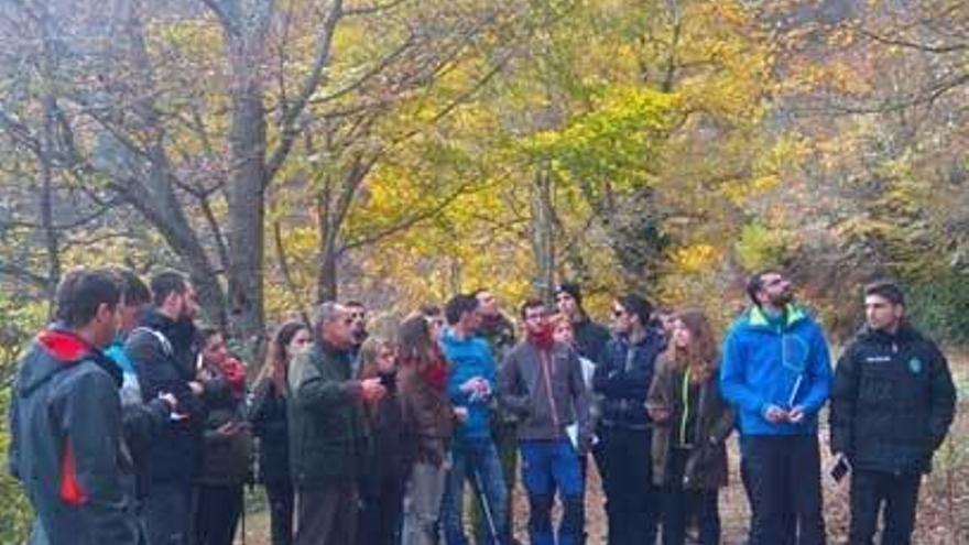 Sesenta personas acudieron a la jornada para retirar plantas invasoras en la playa